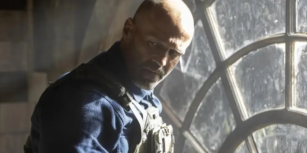 Em “Resgate Implacável”   Levon Cade (Jason Statham) já teve uma vida de riscos como agente de operações secretas