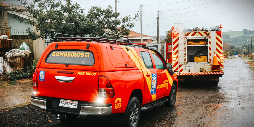 Bombeiros foram deslocados para a rua Antonio Victor Buhnemann
