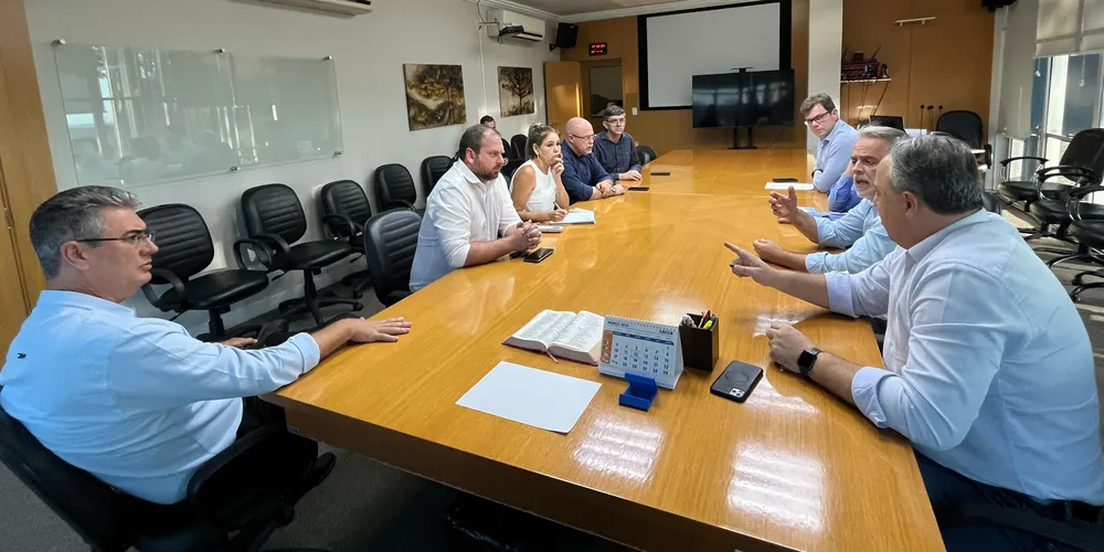 Reunião ocorreu no gabinete da prefeita Elizabeth Schmidt, embora ela não tenha participado do encontro