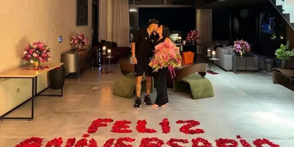 Neymar presenteou Bruna com um buquê de flores e um jantar especial