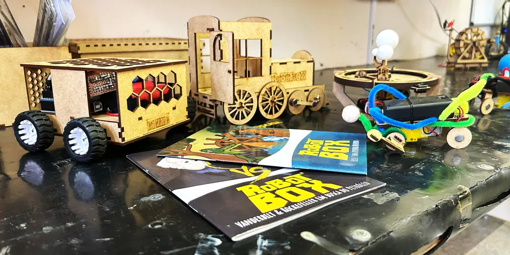 A Robotbox desenvolve materiais didáticos com foco em escolas, mas que também podem ser adquiridos pelas famílias através do site
