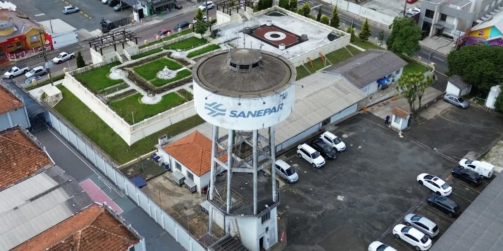 Companhia afirma que escolas e unidades de saúde estão sendo abastecidas com caminhões-pipa