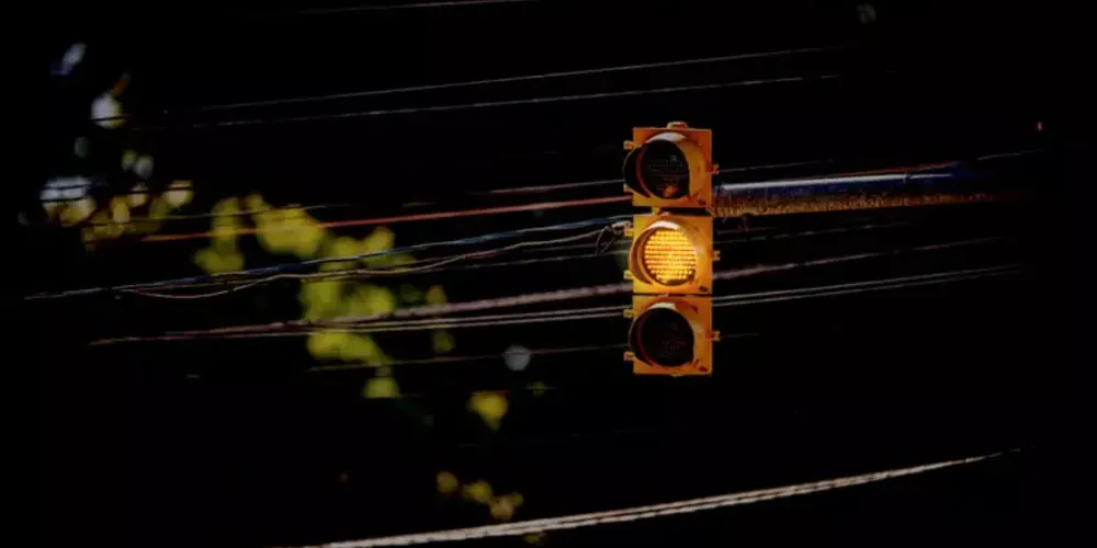 Somente a luz amarela funciona nos semáforos de Ponta Grossa, nas madrugadas