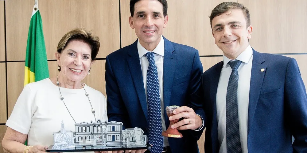 Elizabeth Schmidt presenteou o ministro Silvio Costa Filho com itens que ilustram pontos turísticos de Ponta Grossa