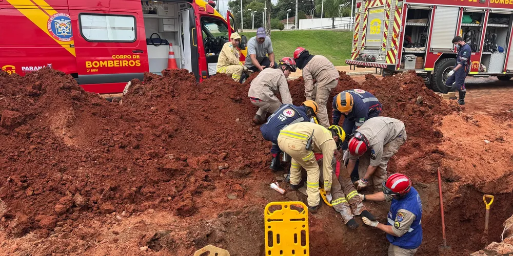 Parte do barranco desmoronou durante a obra