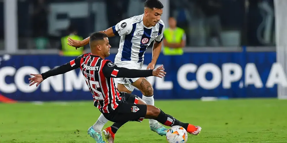 Alisson, autor do gol, dando um carrinho em jogador do Talleres