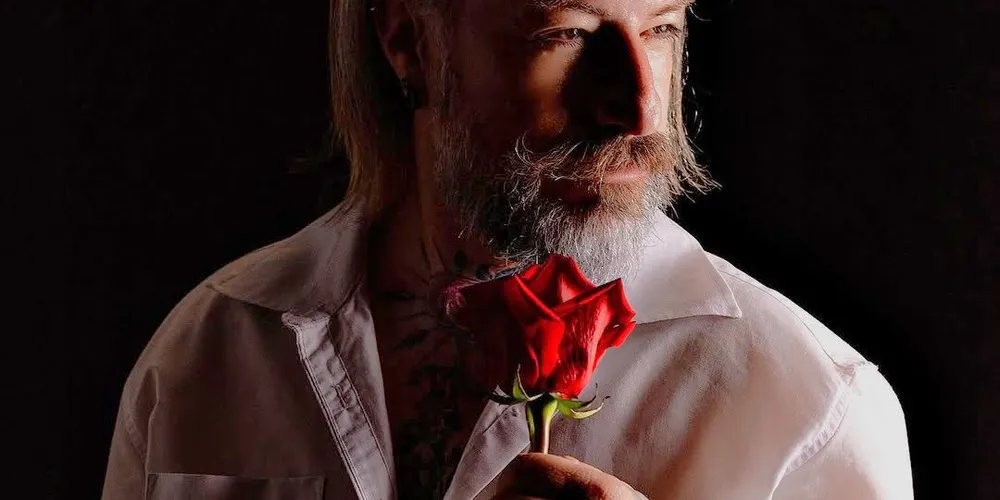 O Galã do Amor conta que a rosa, a qual tem uma tatuagem na garganta, é o principal símbolo do romantismo do seu personagem