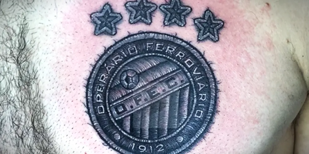 Escudo do fantasma eternizada no peito de torcedor