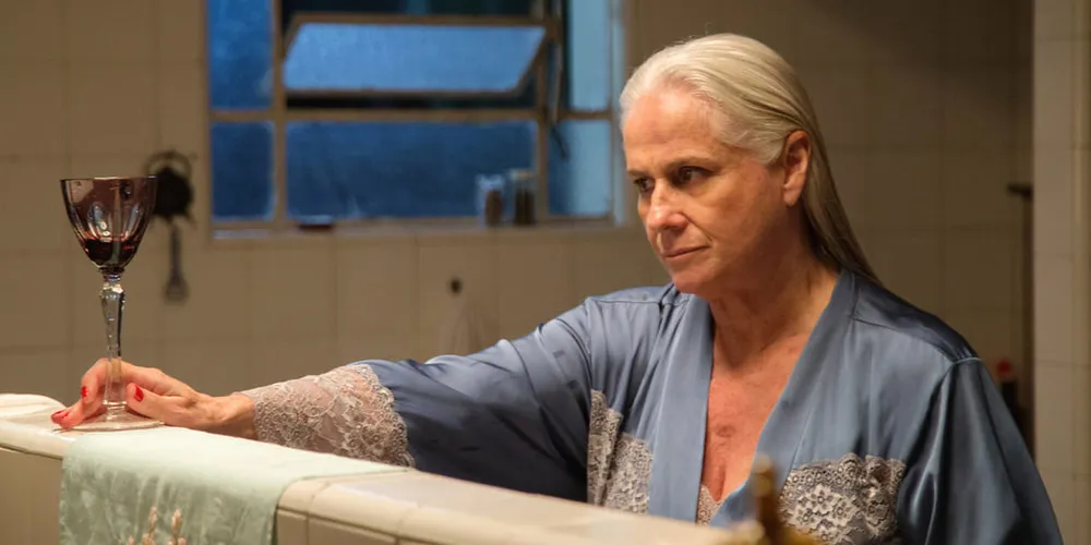 Aos 70 anos, ela é convencida pelas irmãs a se mudar de cidade para cuidar dos pais