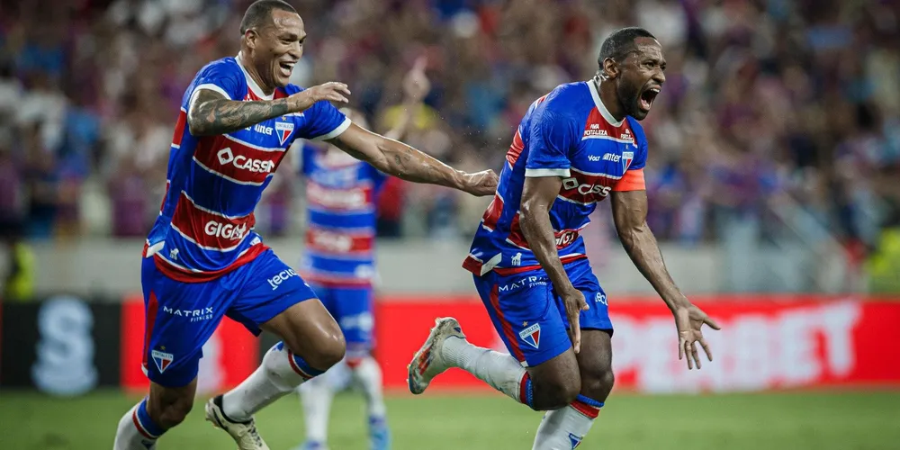 Atletas Titi e Tinga comemoram gol do Fortaleza contra o Fluminense na Série A do Brasileirão 2025