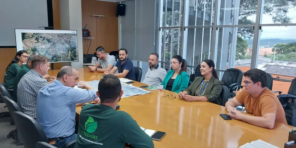 Reunião entre representantes da universidade e do Município