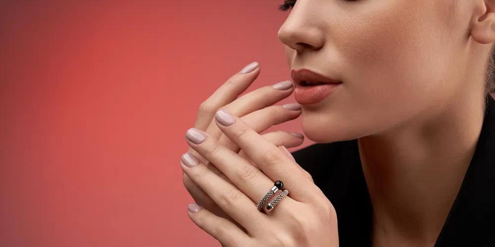 Nude e tons de marrom são as tendências do ano para as unhas