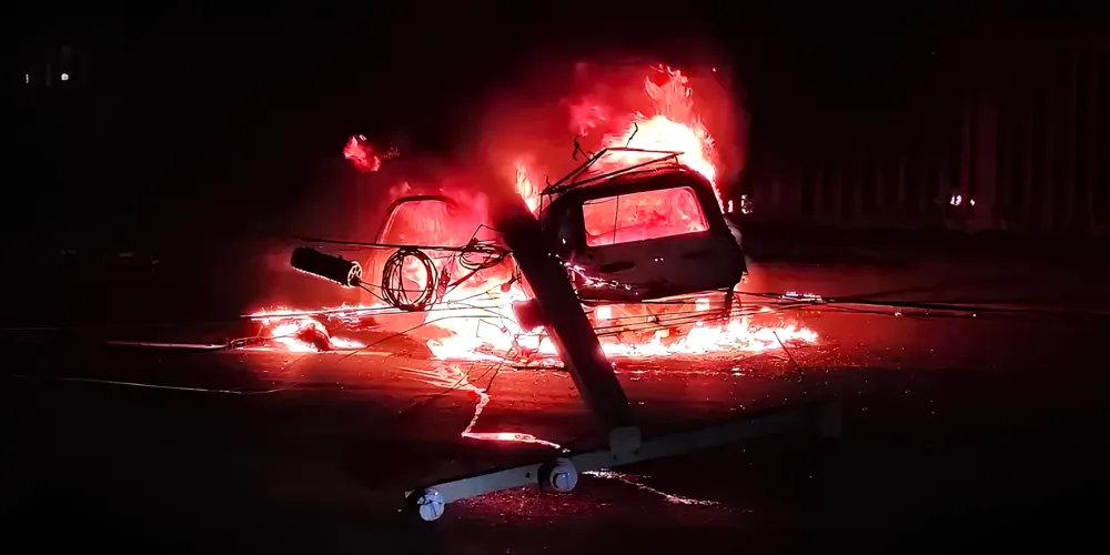 Veículo pegou fogo na noite desta terça-feira (25)