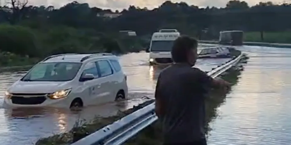 Transbordamento aconteceu no KM 493 da BR-376