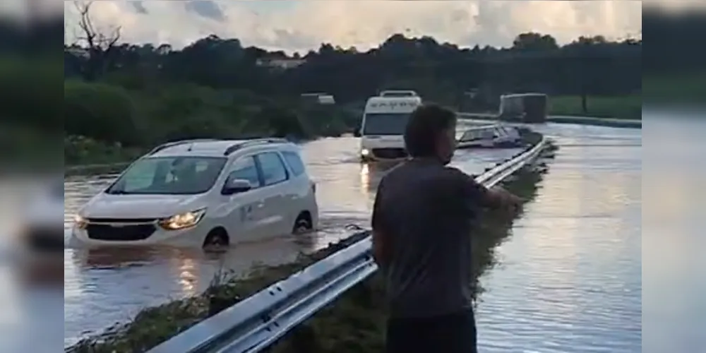 Transbordamento aconteceu no KM 493 da BR-376