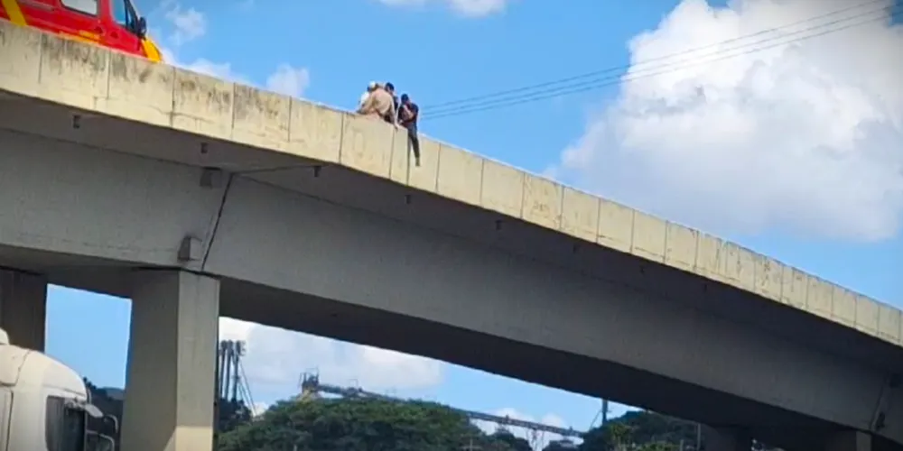Após conversas, homem recebeu apoio e desceu da mureta do viaduto