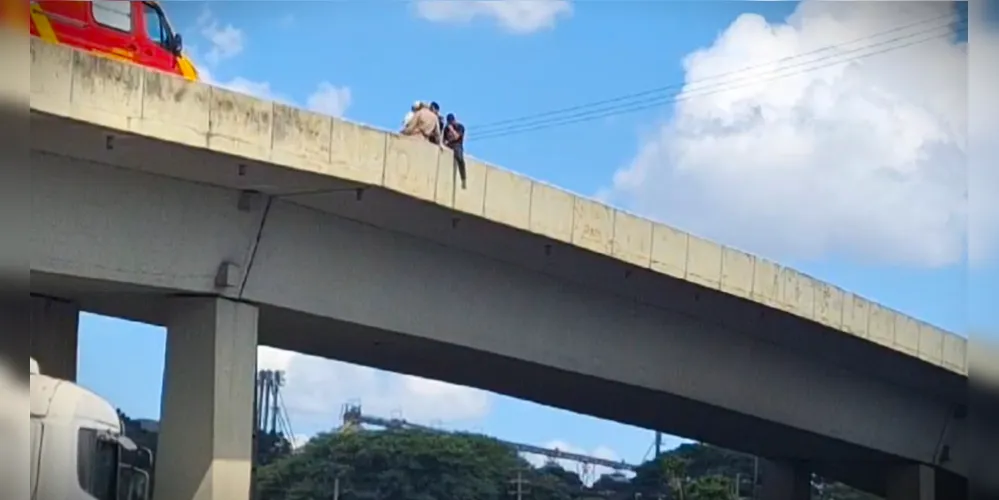 Após conversas, homem recebeu apoio e desceu da mureta do viaduto