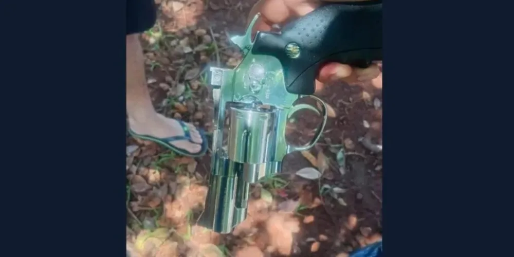 Homem que foi espancado usou uma arma de brinquedo para ameaçar o pai da vítima