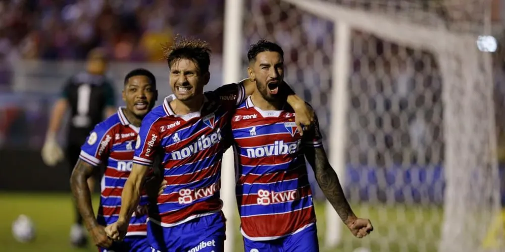 Lucero e seus companheiros de equipe comemorando um gol