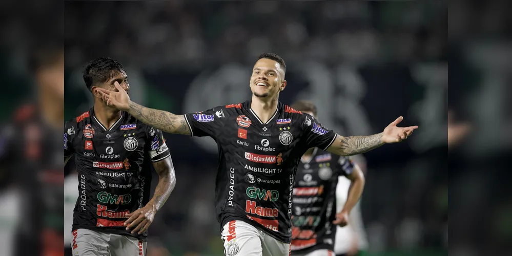 Rodrigo Rodrigues após seu gol contra o Coritiba, no Couto Pereira