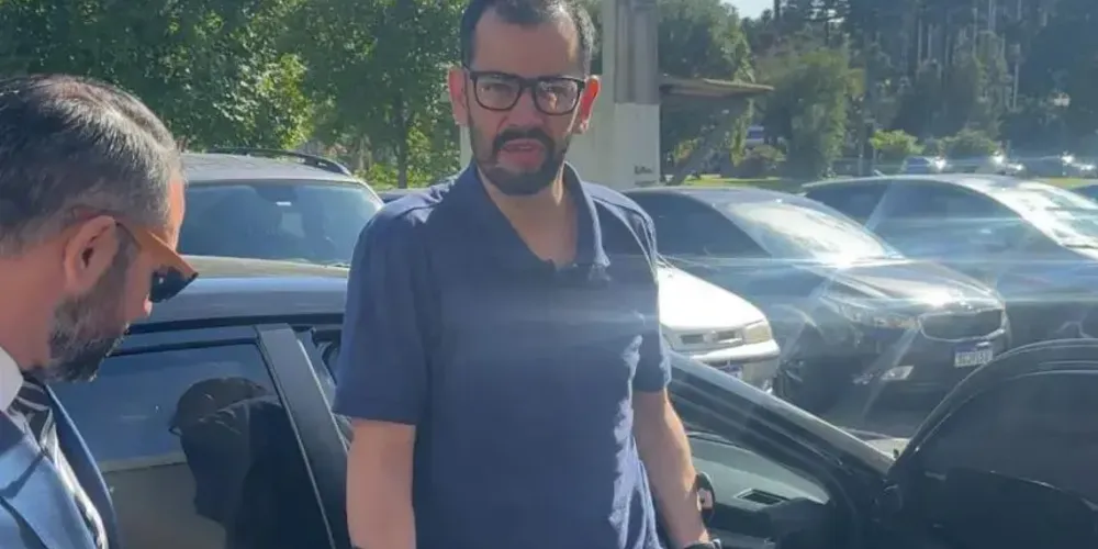 O desembargador do Tribunal de Justiça do Paraná Gamaliel Seme Scaff revogou a prisão domiciliar do ex-policial penal Jorge Guaranho