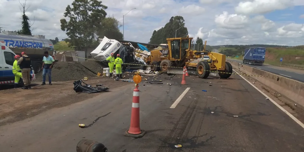 O motorista do caminhão entrou em óbito ainda no local