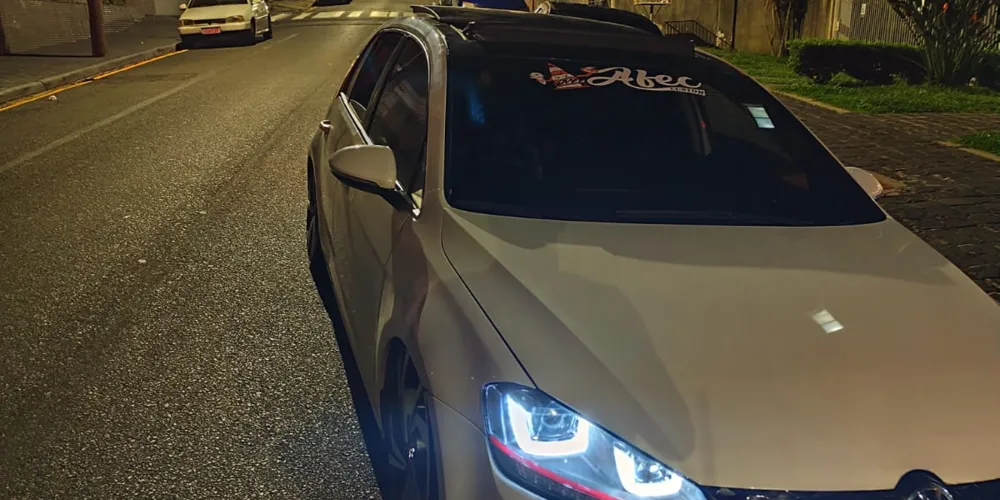 O carro abordado era um VW Golf