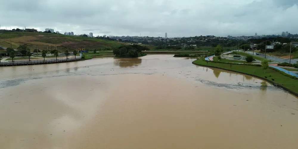 A secretaria esclarece que o lago fica sujo, pois serve como um importante reservatório para a cidade
