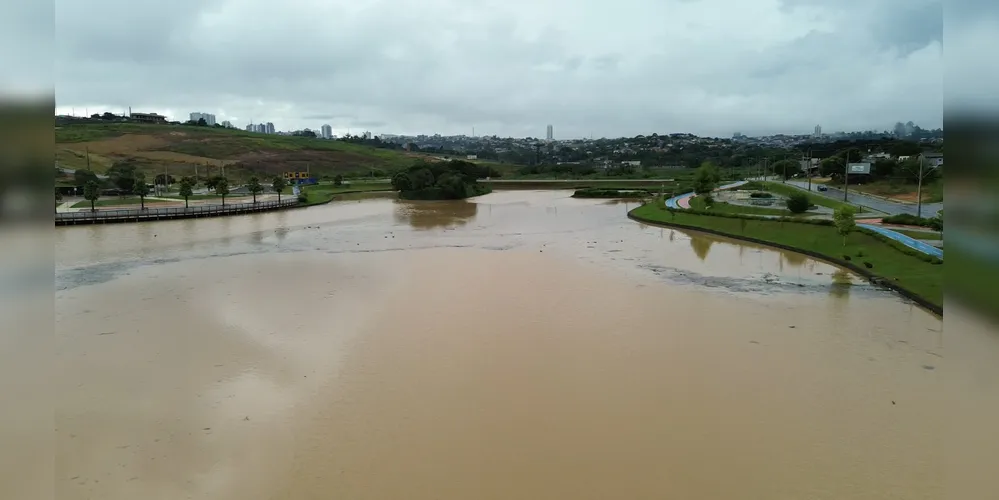 A secretaria esclarece que o lago fica sujo, pois serve como um importante reservatório para a cidade