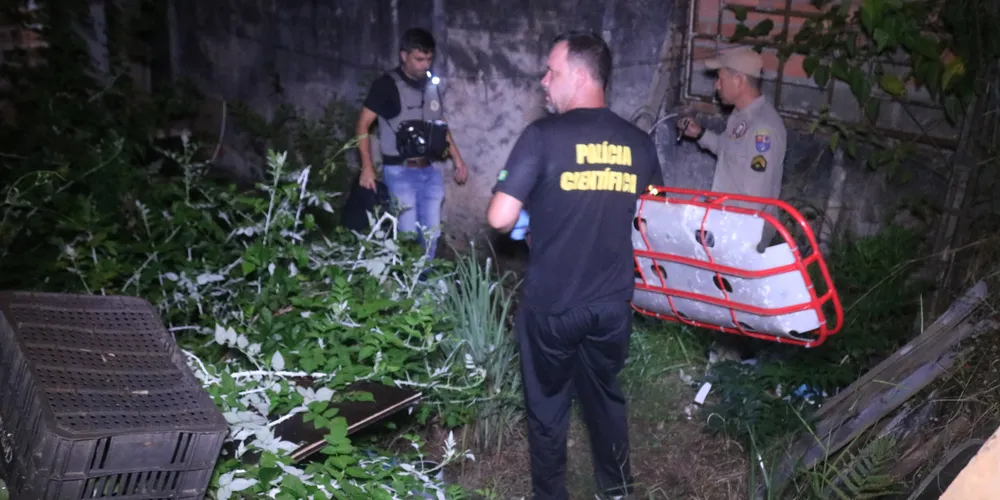 Equipes da polícia científica foi até o local para atender a ocorrência.