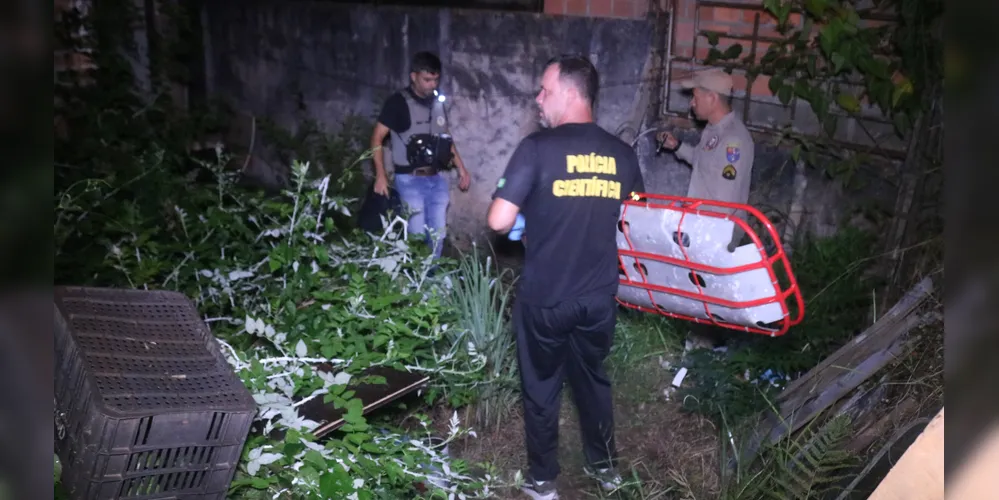 Equipes da polícia científica foi até o local para atender a ocorrência.