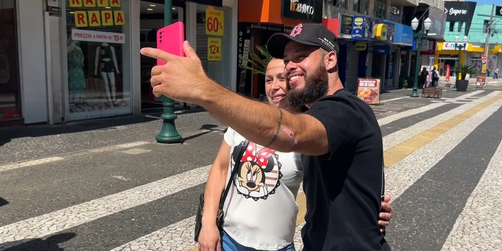 Durante a entrevista para o Viver Bem no calçadão, Rodrigo foi abordado por vários fãs