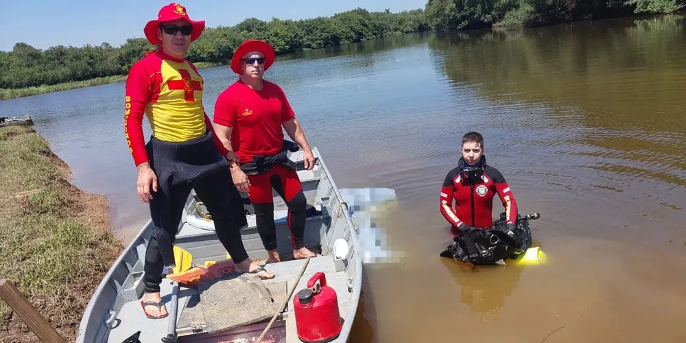 Uma equipe dos Bombeiros Militares localizou o corpo do homem.