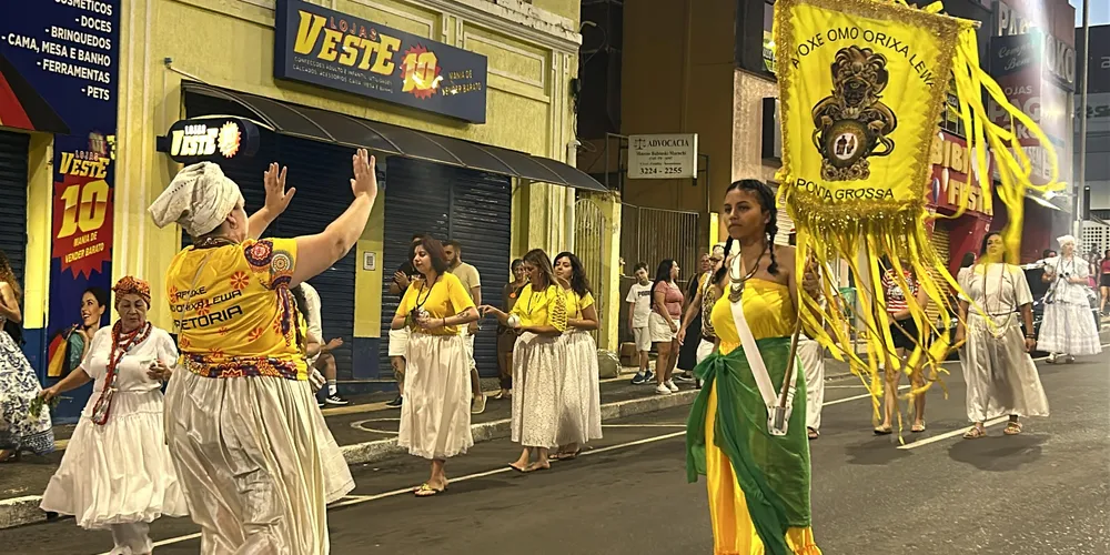 O desfile das escolas de samba iniciou às 19 horas deste sábado (1º)