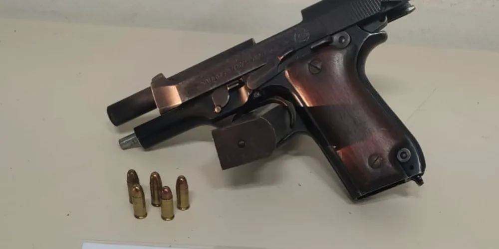 A pistola foi apreendida pela polícia