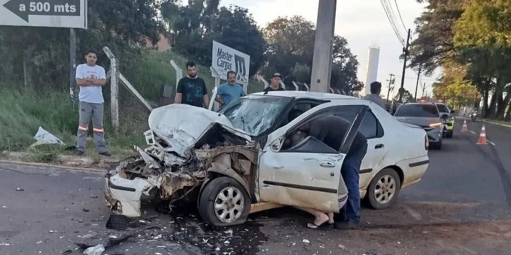 O acidente aconteceu no cruzamento entre avenida Visconde de Mauá e avenida Antares, em Ponta Grossa, por volta das 18 horas desta quinta-feira (06)