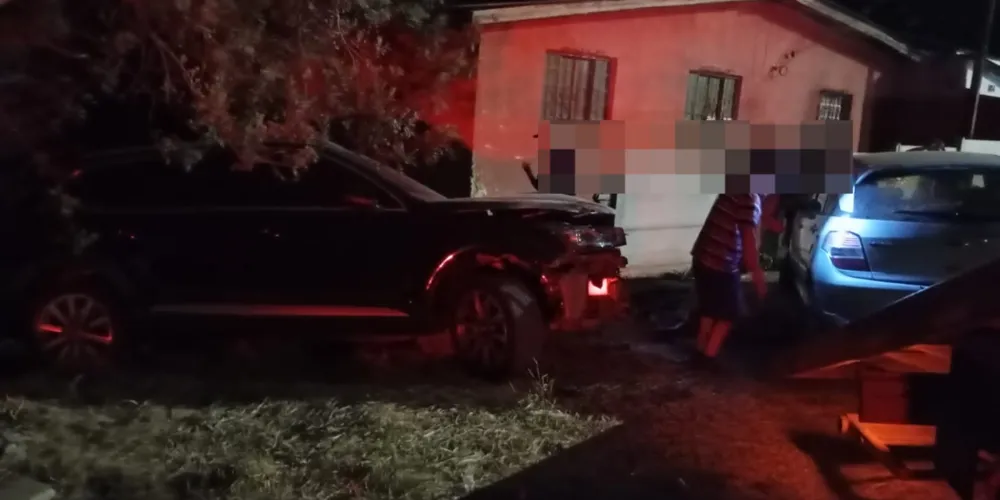 Com o impacto, o veículo estacionado colidiu contra o muro da residência