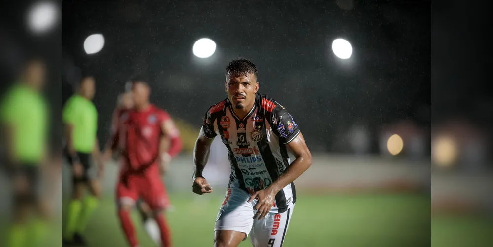 Vinícius Mingotti comemorando o único gol da partida entre Operário e Tombense-MG