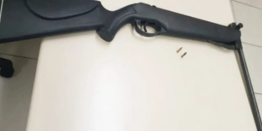 A espingarda adaptada foi apreendida pela Polícia