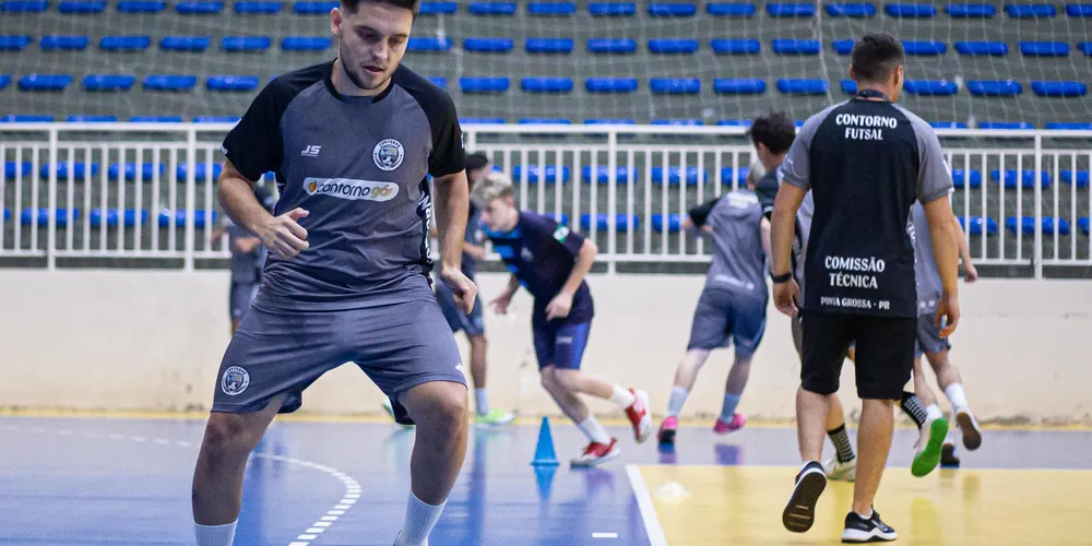 Fixo Vitinho realiza atividade física junto ao elenco do Contorno Futsal