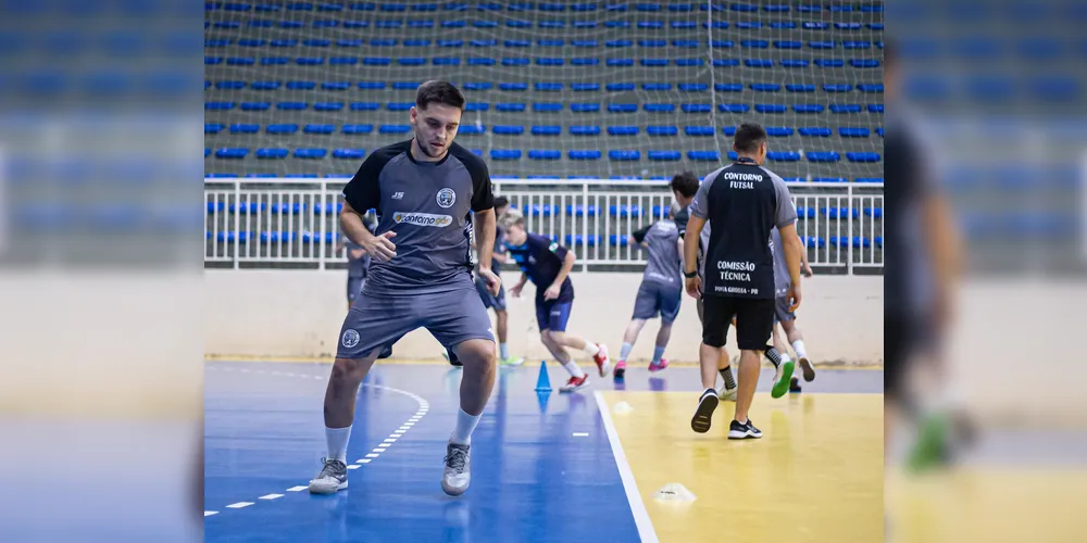 Fixo Vitinho realiza atividade física junto ao elenco do Contorno Futsal