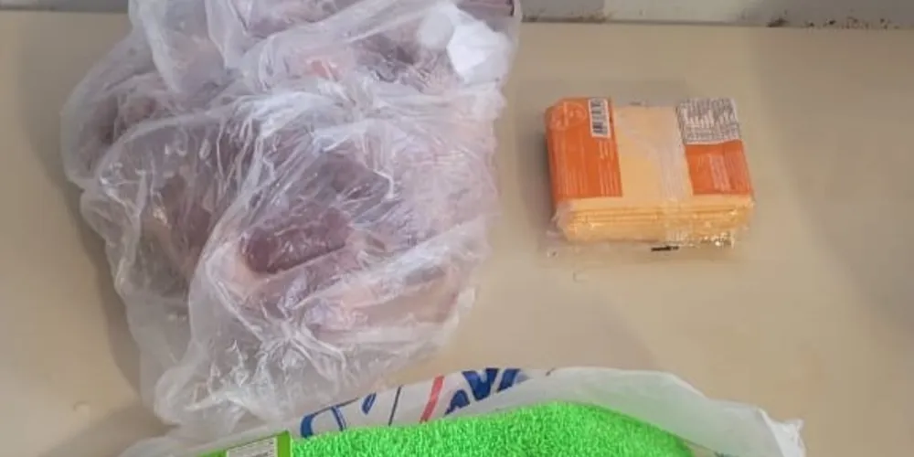 Estavam sendo furtados um pacote de carne, um kit de panos e um pacote de queijo