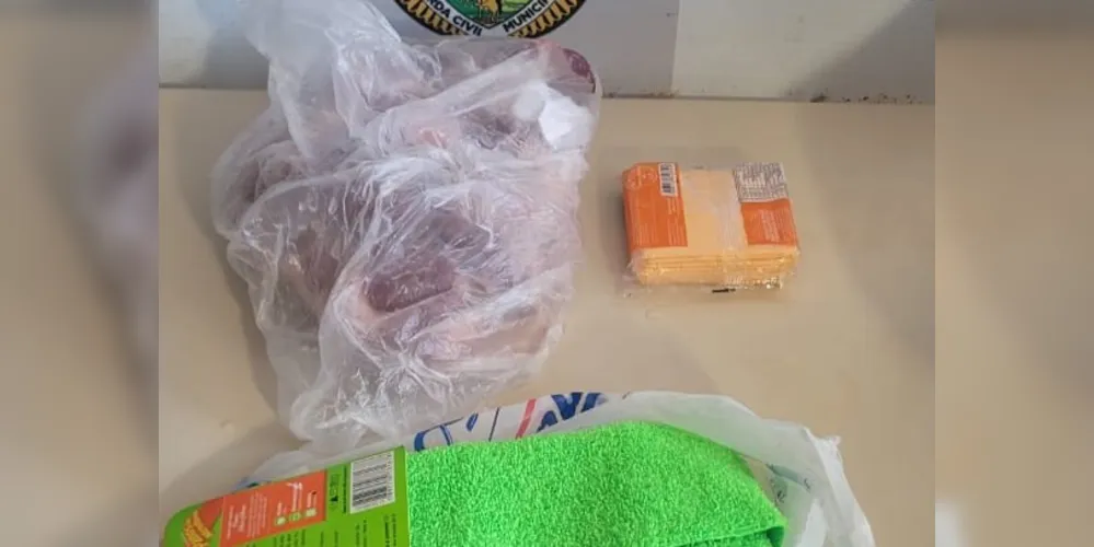 Estavam sendo furtados um pacote de carne, um kit de panos e um pacote de queijo