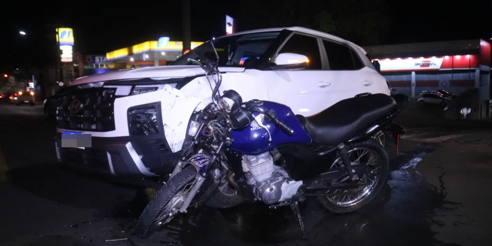 Acidente aconteceu na noite desta sexta-feira (14).