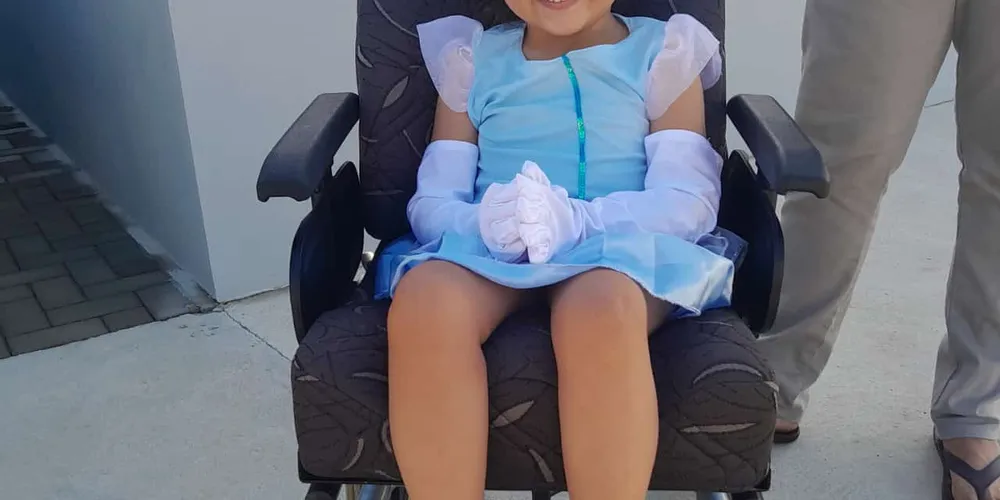 Além da cirurgia, Chloe precisa também de uma cadeira de rodas adaptada