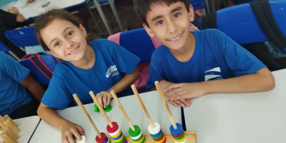 Além das atividades diárias, os alunos participaram de práticas e jogos envolventes que demonstraram como a Matemática está presente em diversas situações