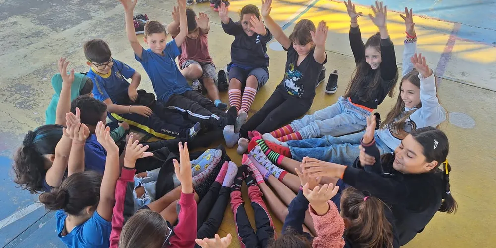 O trabalho da turma envolveu diversas atividades, como visitas as demais salas da escola e a participação da campanha das meias coloridas, símbolo internacional da causa