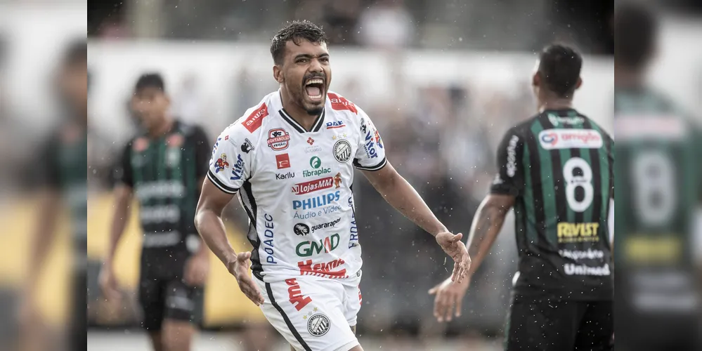 Vinícius Mingotti comemorando o gol marcado contra o Maringá, em casa