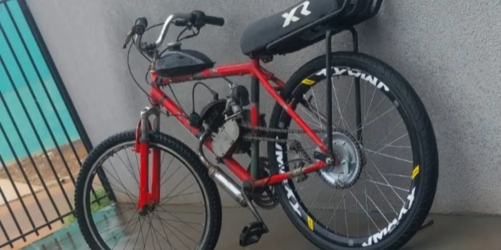 A 'bike' é vermelha com detalhes pretos