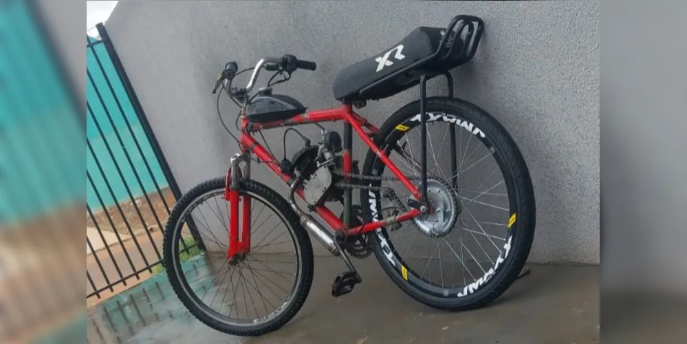 A 'bike' é vermelha com detalhes pretos